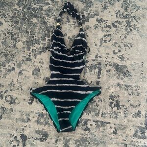 ADORABLE ONE PIECE CUT OUT SWIMSUIT SIZE MEDIUM
